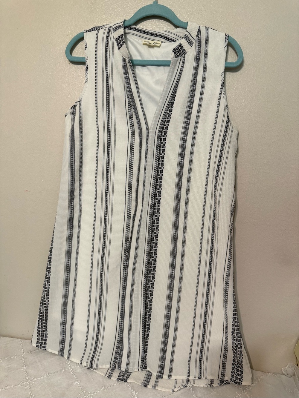Sleeveless V-Neck Stripe Tunic Top - White & Black